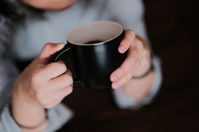コーヒーの染み抜き方法 時間がたった場合の対策も紹介 家庭での洗濯のコツとポイントをプロが伝授 クリーニングの知恵ブログ コーヒーの染み抜き方法 時間がたった場合の対策も紹介 家庭での洗濯のコツとポイントをプロが伝授 クリーニングの知恵ブログ